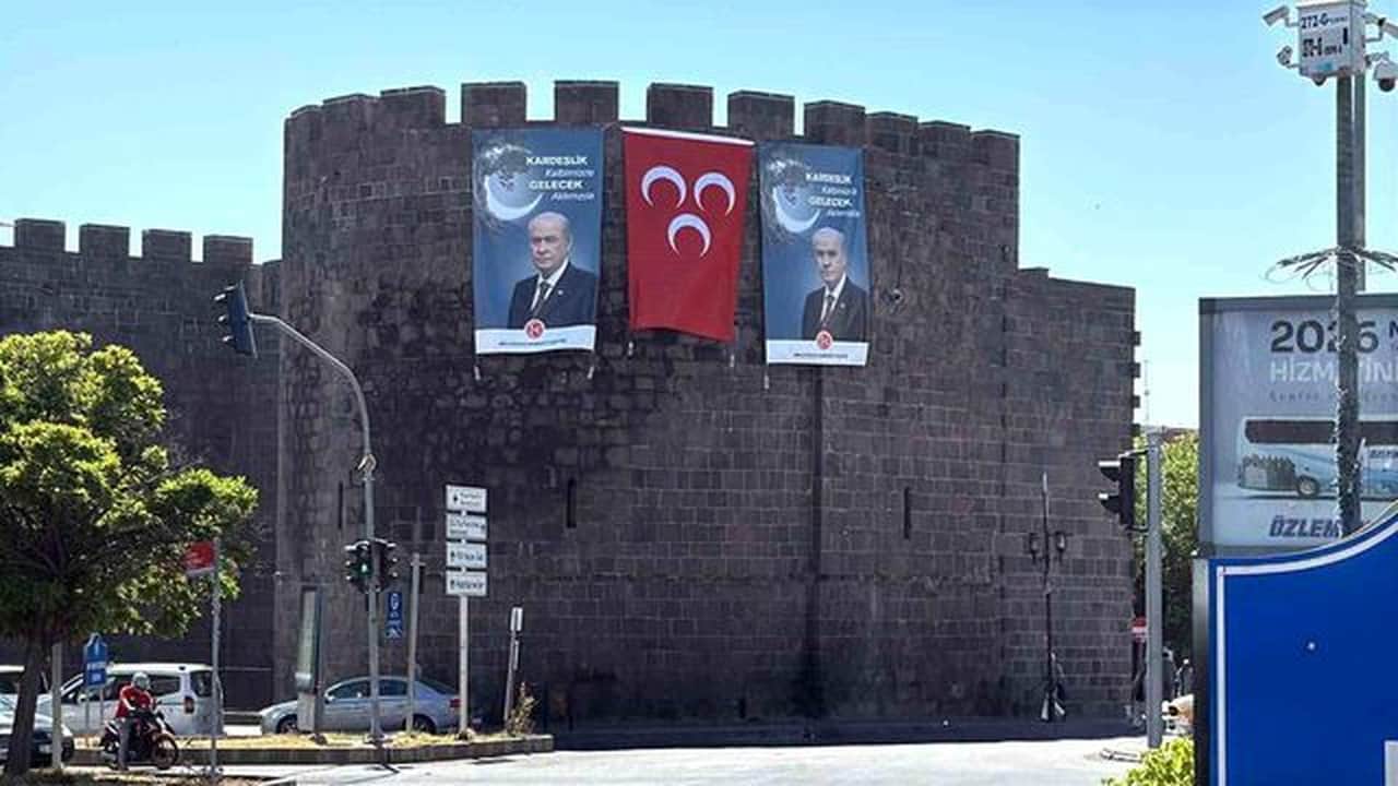 Foto - Bakan dönüp bir daha baktı! DEM Parti’nin kalesinde, görenleri hayret ettiren MHP ve Bahçeli pankartları