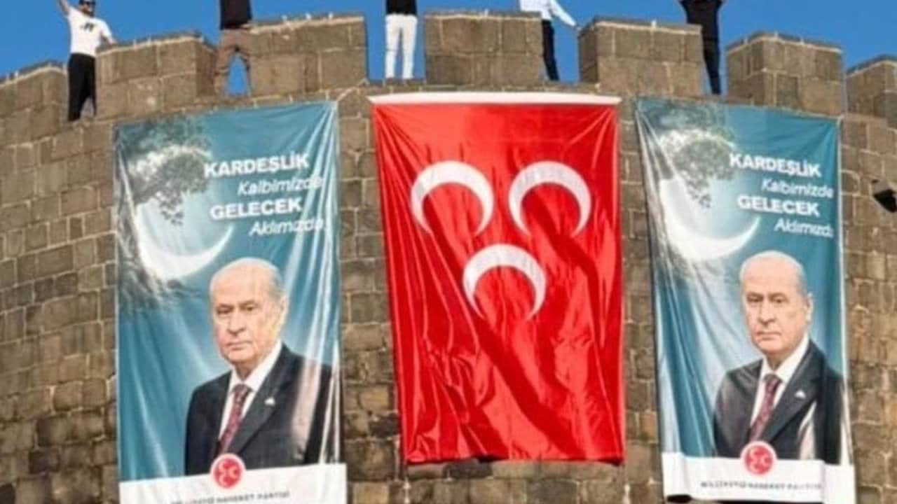 Foto - Bakan dönüp bir daha baktı! DEM Parti’nin kalesinde, görenleri hayret ettiren MHP ve Bahçeli pankartları