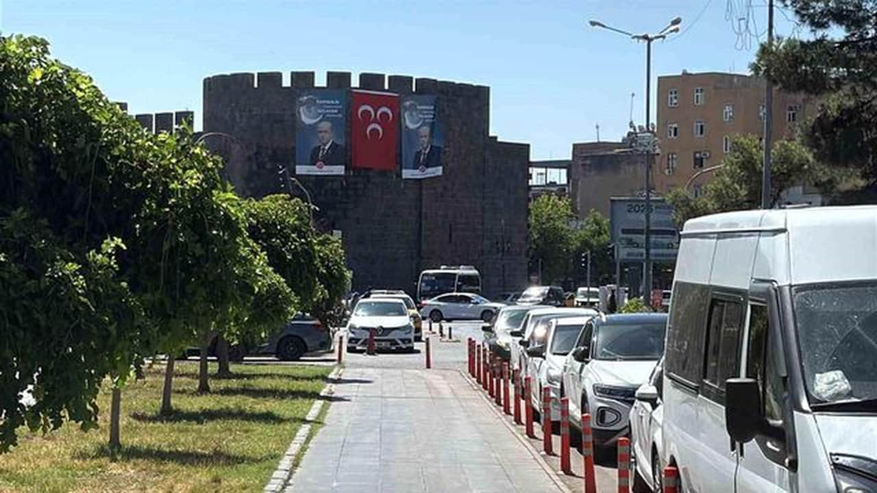 Foto - Bakan dönüp bir daha baktı! DEM Parti’nin kalesinde, görenleri hayret ettiren MHP ve Bahçeli pankartları
