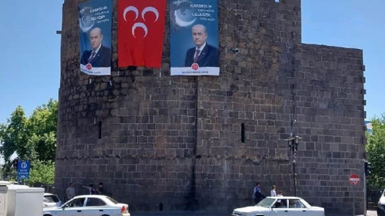 Foto - Bakan dönüp bir daha baktı! DEM Parti’nin kalesinde, görenleri hayret ettiren MHP ve Bahçeli pankartları