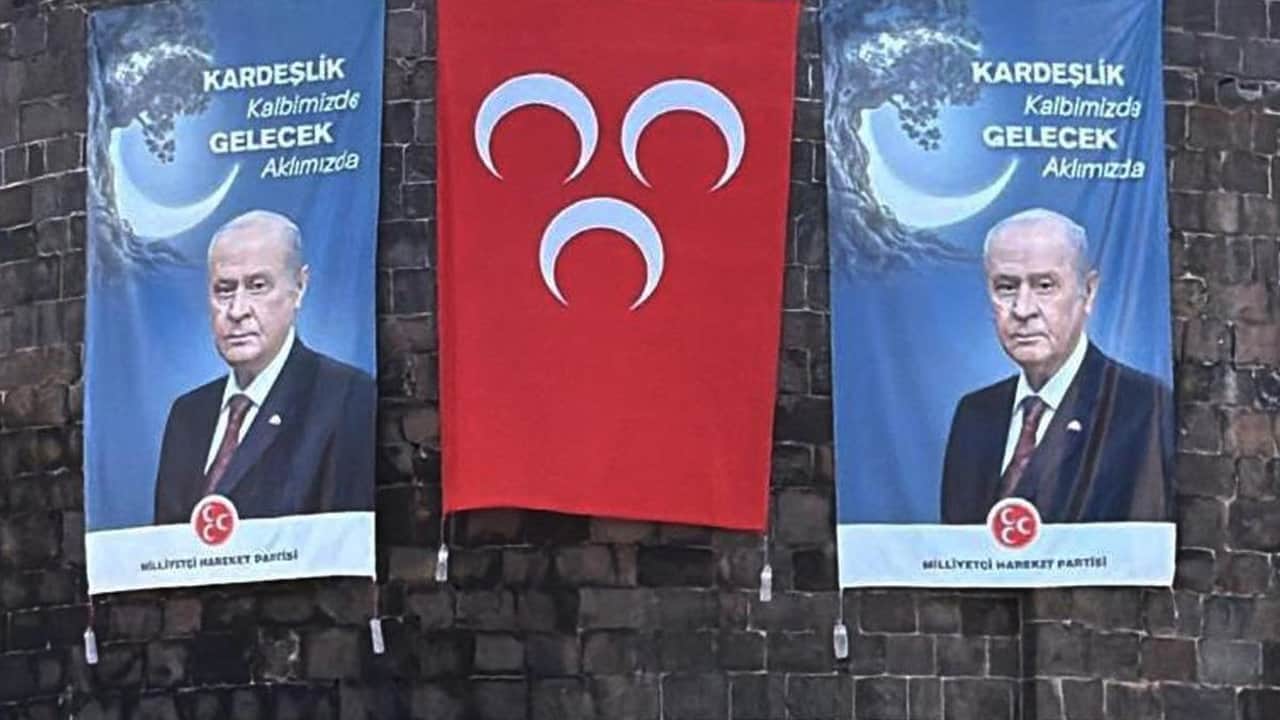 Foto - Bakan dönüp bir daha baktı! DEM Parti’nin kalesinde, görenleri hayret ettiren MHP ve Bahçeli pankartları