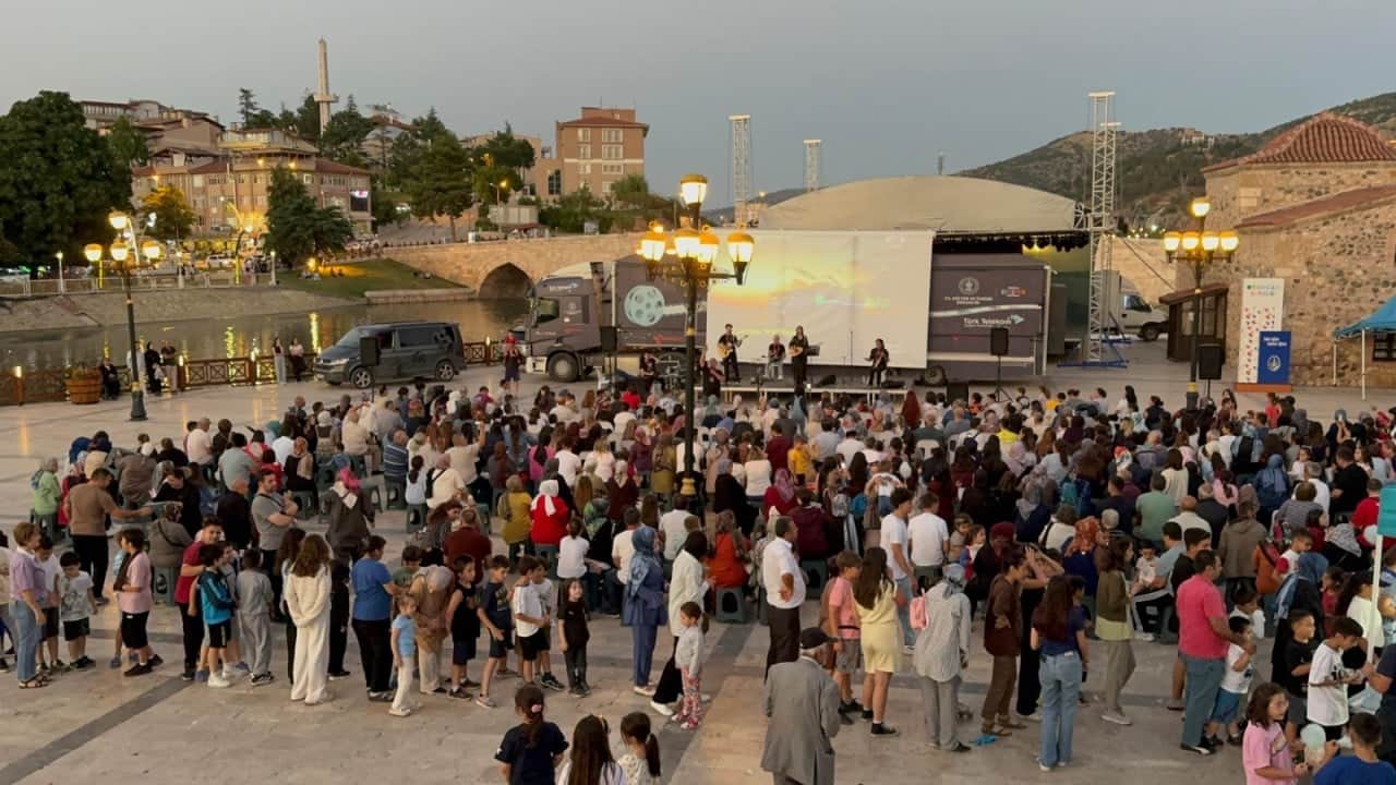 Bakan Ersoy duyurdu: Gezen sinema Türkiye'nin 81 ilinin tamamına ulaştı! Yeni hayallere perde açmaya devam edeceğiz 