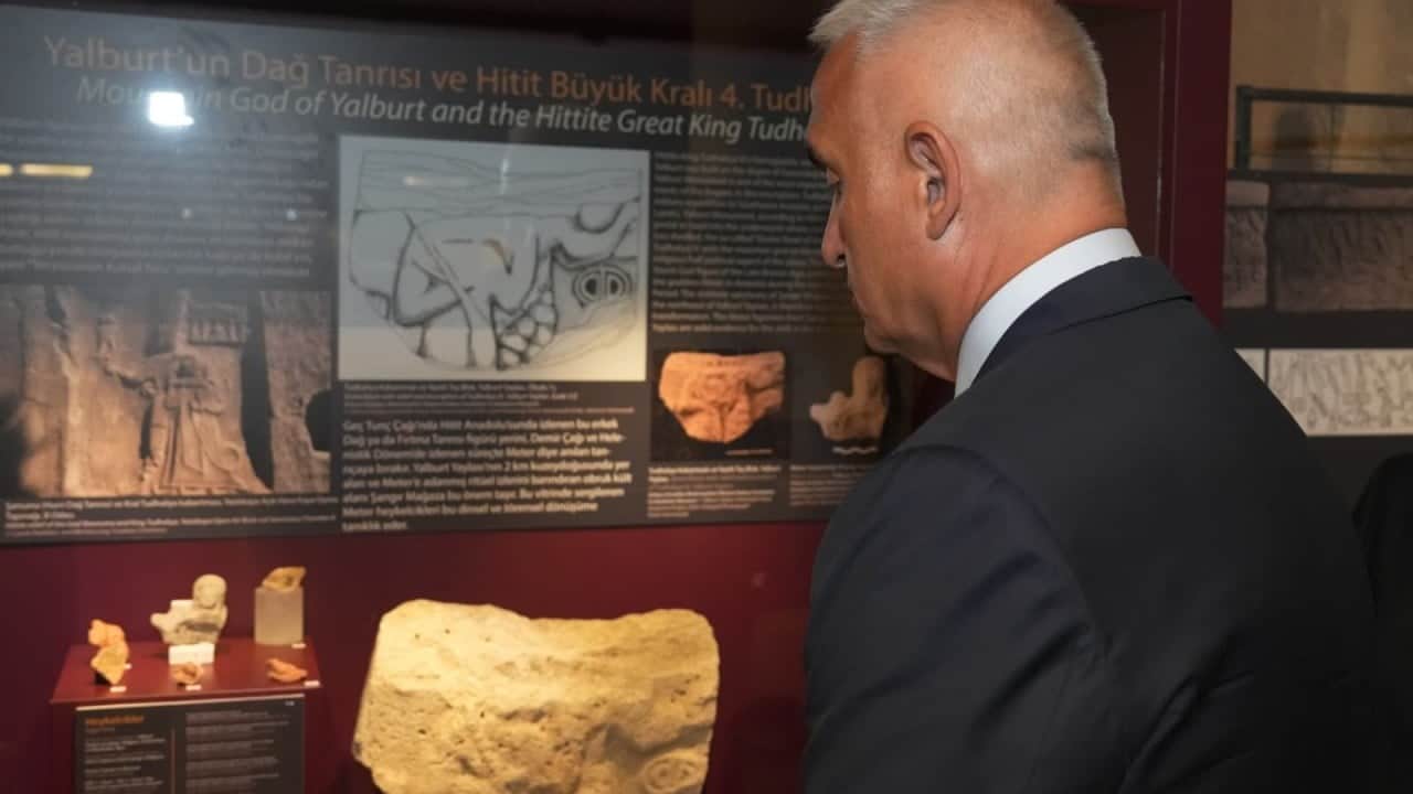 Foto - Bakan Ersoy, Hitit İmparatorluğu'nun izlerini taşıyan sergiyi ziyaret etti.