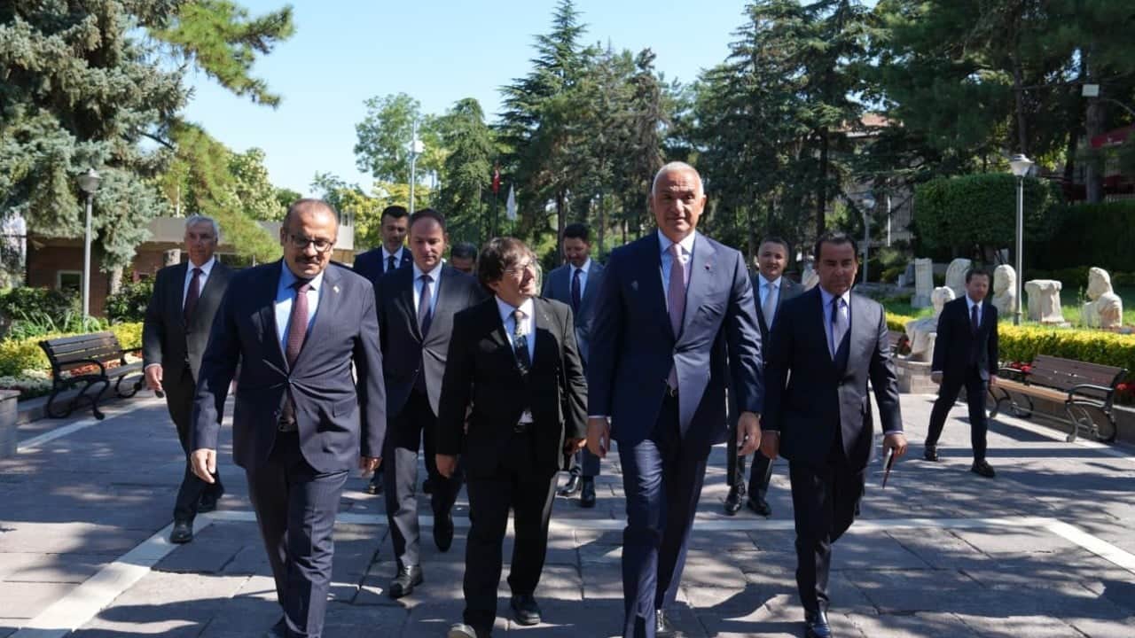 Foto - Bakan Ersoy, Hitit İmparatorluğu'nun izlerini taşıyan sergiyi ziyaret etti.