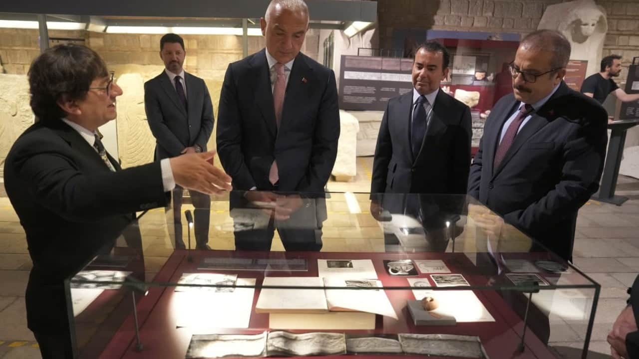Foto - Bakan Ersoy, Hitit İmparatorluğu'nun izlerini taşıyan sergiyi ziyaret etti.