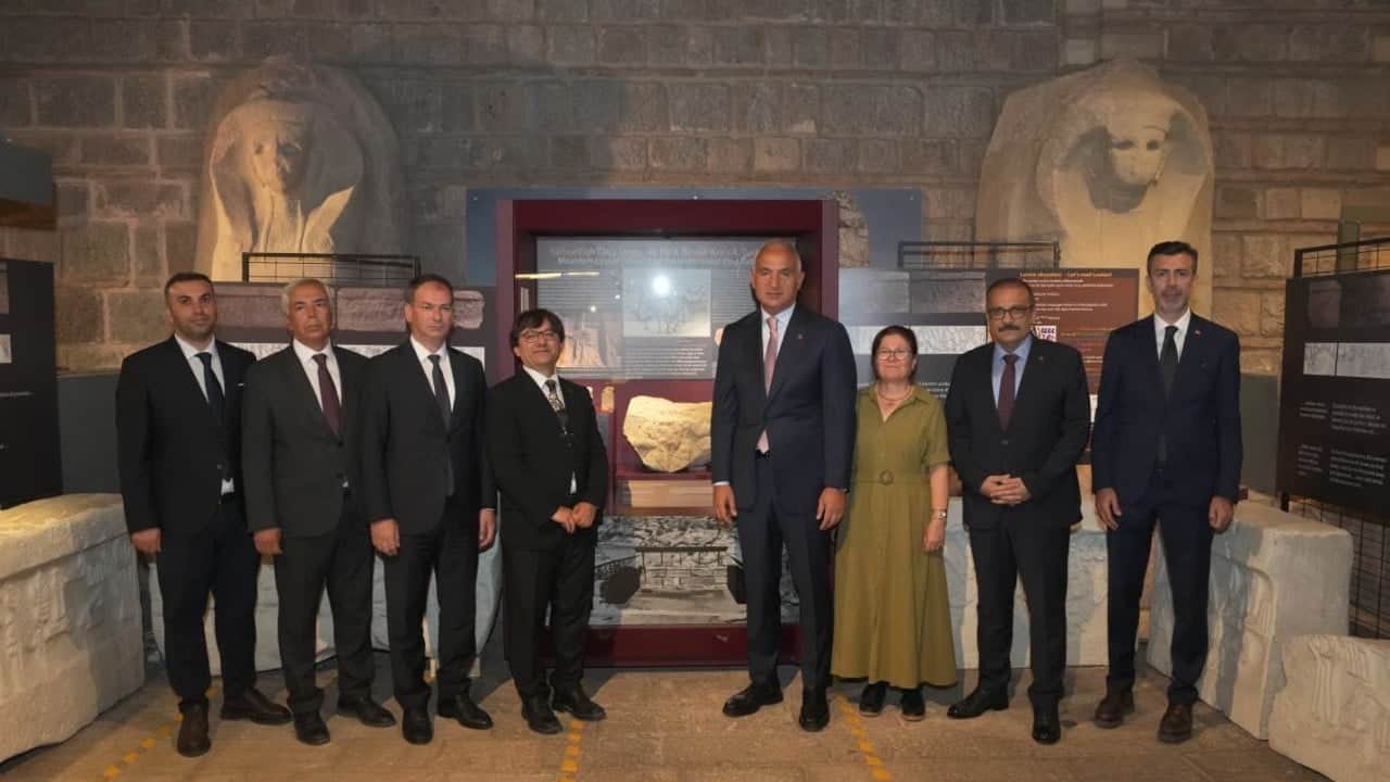 Foto - Bakan Ersoy, Hitit İmparatorluğu'nun izlerini taşıyan sergiyi ziyaret etti.