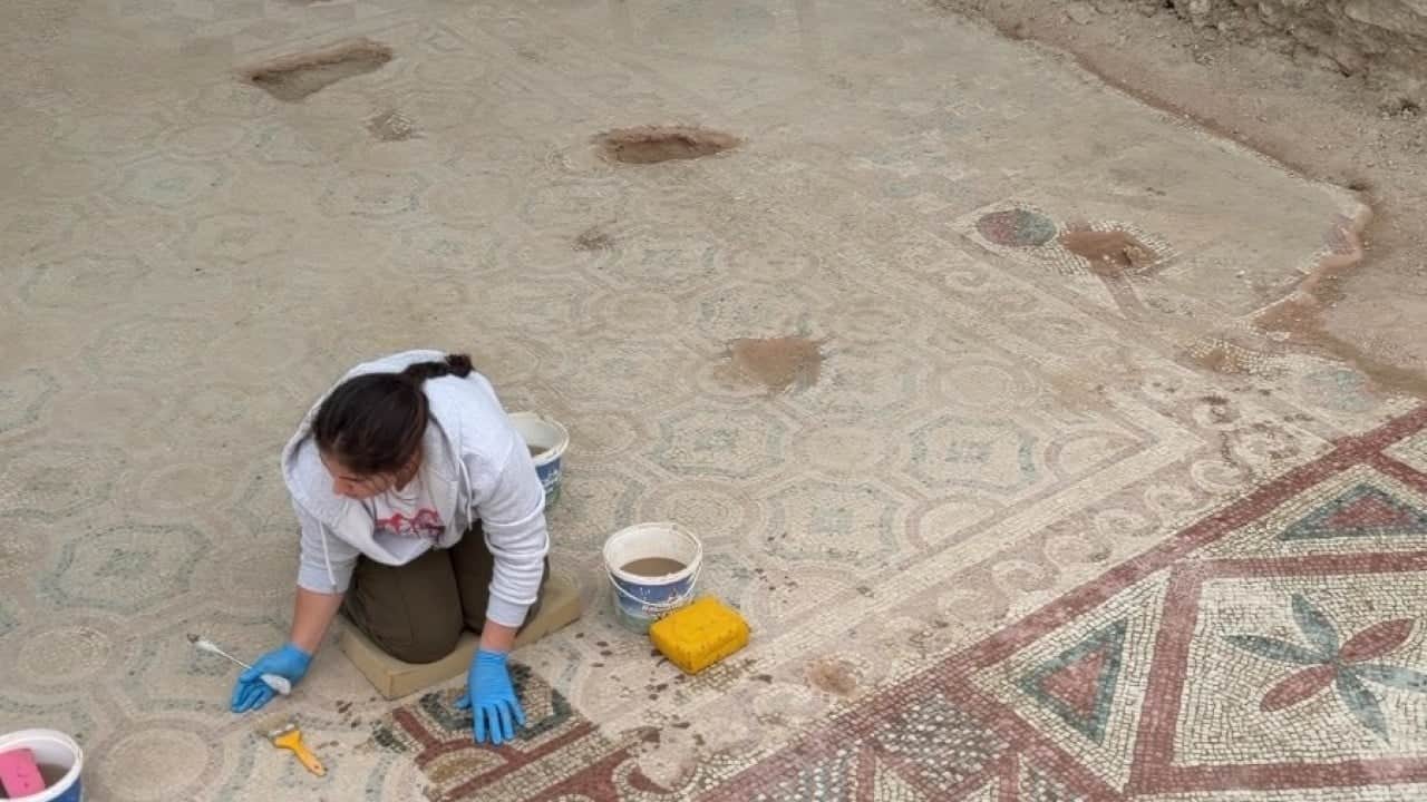 Foto - Bakan Ersoy: Orta nefteki mozaik döşemesinin tamamı da henüz ortaya çıkarılmış değil! Kazılarımız sürüyor