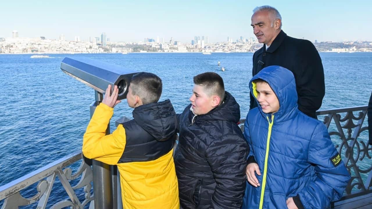 Foto - Bakan Ersoy, Sivas’ta çocukların kardan kız kulesi yaptığını gördü; İstanbul’a davet edip gerçeğini gezdirdi 