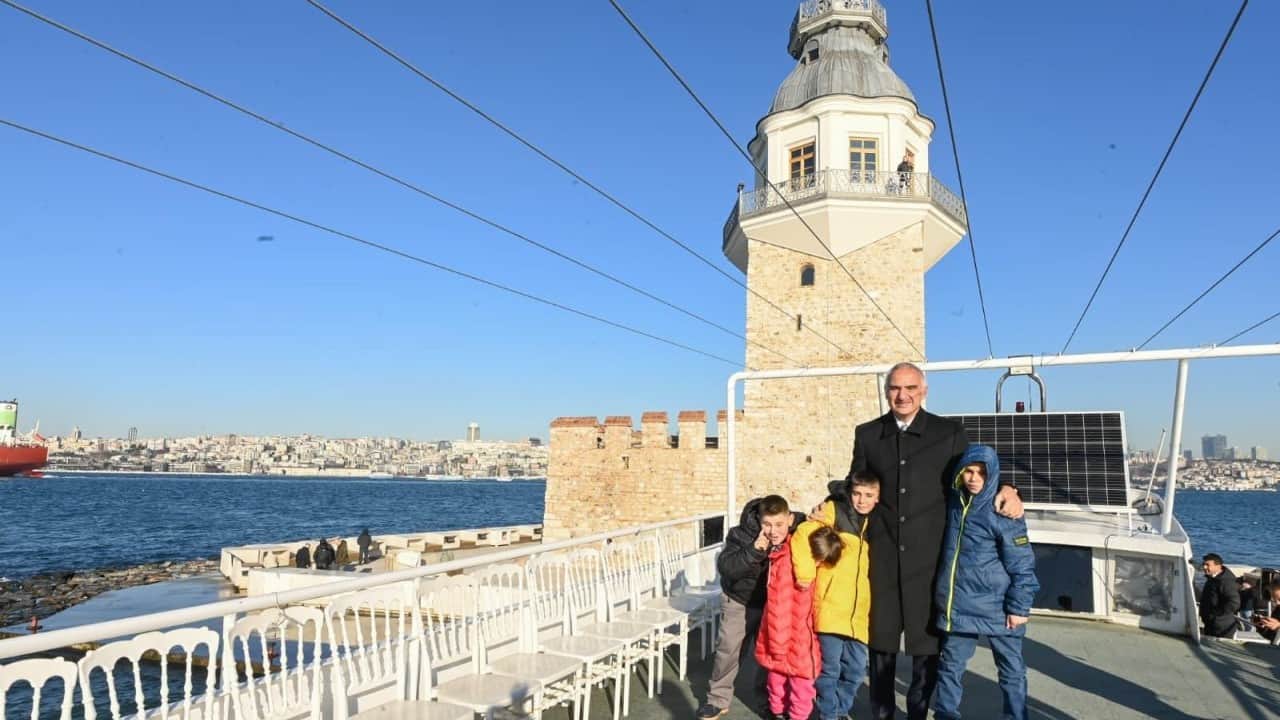 Foto - Bakan Ersoy, Sivas’ta çocukların kardan kız kulesi yaptığını gördü; İstanbul’a davet edip gerçeğini gezdirdi 