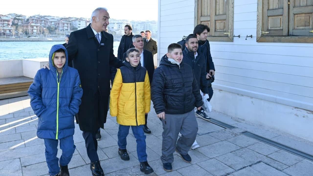Foto - Bakan Ersoy, Sivas’ta çocukların kardan kız kulesi yaptığını gördü; İstanbul’a davet edip gerçeğini gezdirdi 