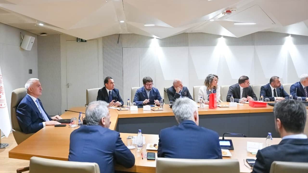 Foto - Bakan Ersoy'dan 2026 turizmi için kritik toplantı: Büyüme için ortak akıl vurgusu...