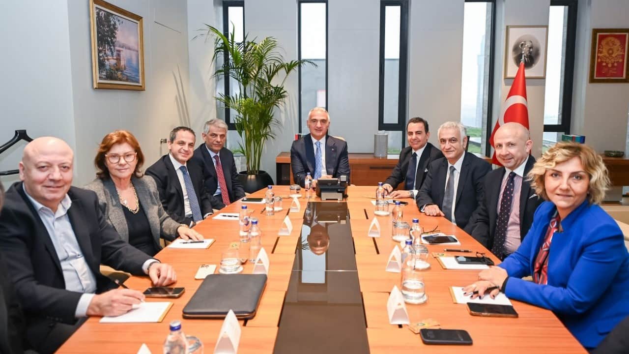 Foto - Bakan Ersoy'dan 2026 turizmi için kritik toplantı: Büyüme için ortak akıl vurgusu...