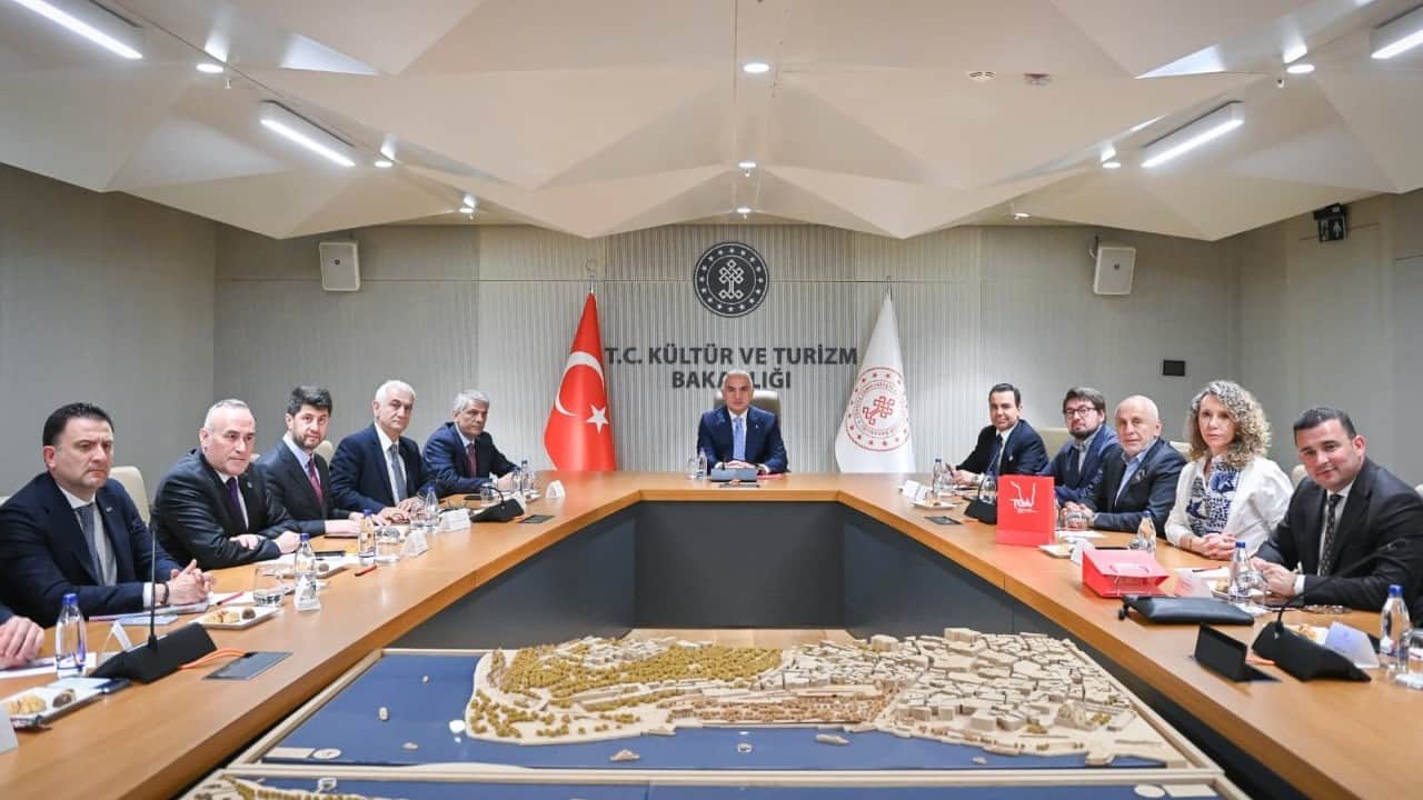 Foto - Bakan Ersoy'dan 2026 turizmi için kritik toplantı: Büyüme için ortak akıl vurgusu...