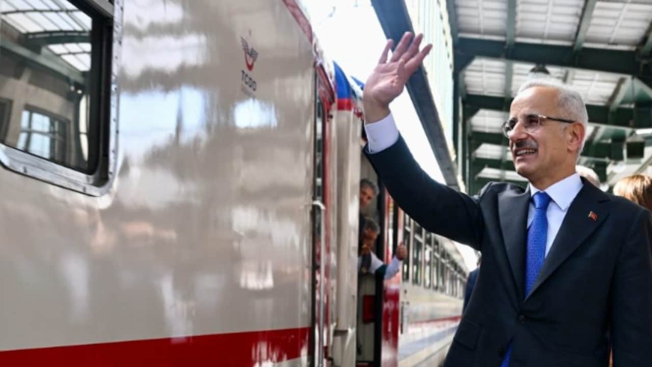 Bakan Uraloğlu müjdeyi verdi: Turistik Karaelmas Ekspresi 2 Ekim'de raylara iniyor