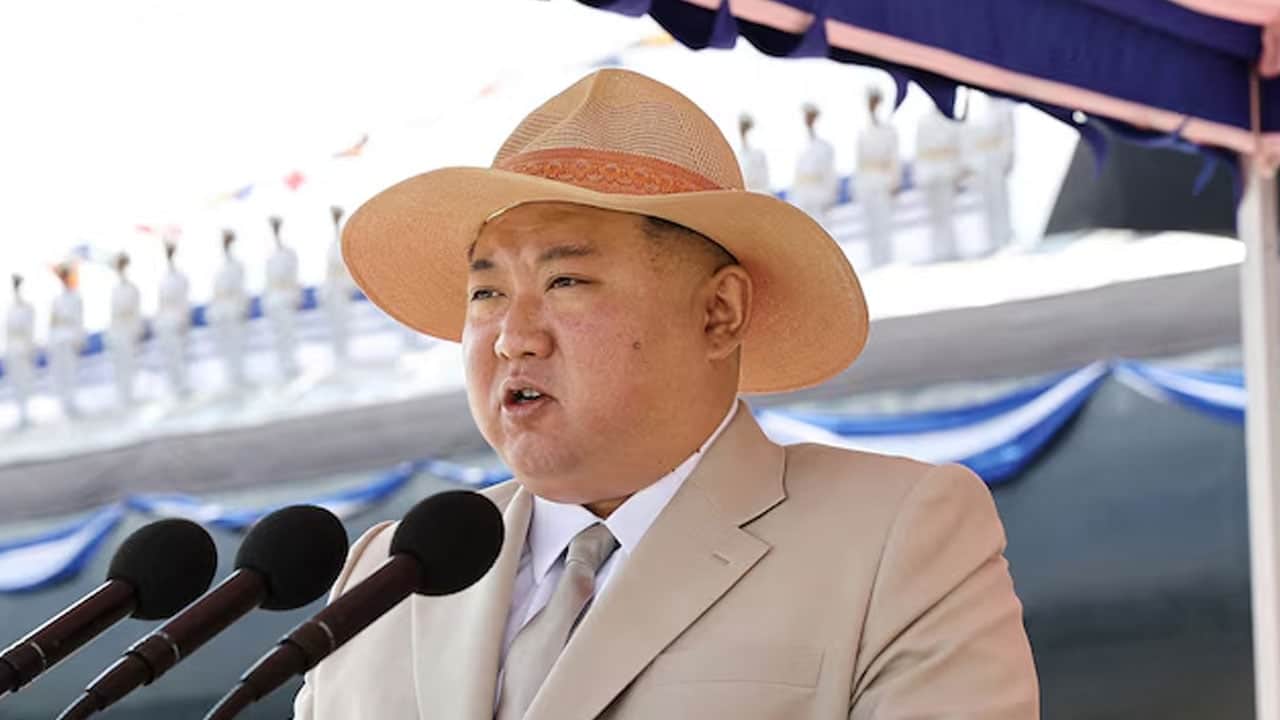 Foto - Bakmayın sosyalist takıldıklarına! Kim Yong işçilerin maaşlarını bakın ne yapmış