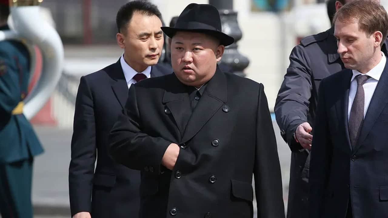 Foto - Bakmayın sosyalist takıldıklarına! Kim Yong işçilerin maaşlarını bakın ne yapmış