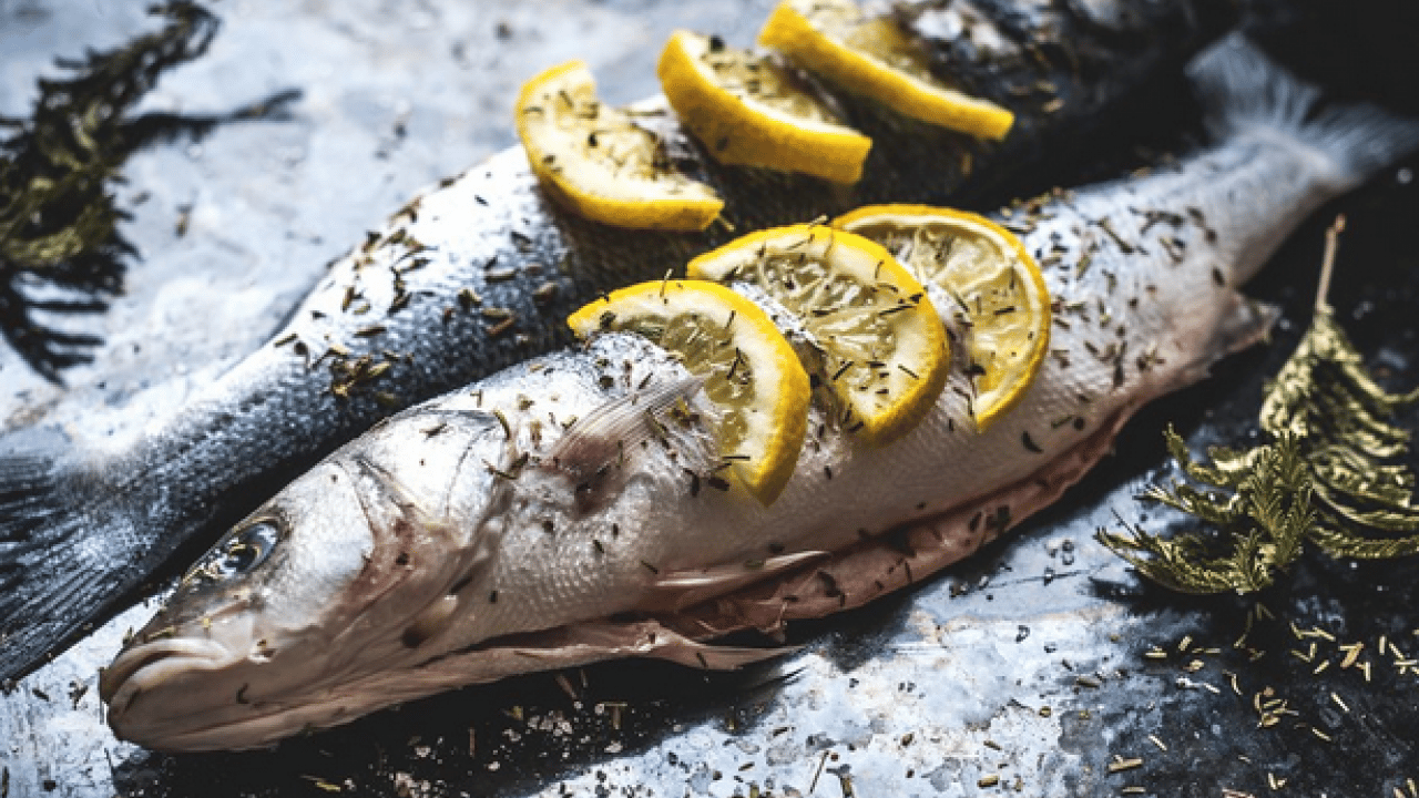 Foto - Balığa limon ne zaman sıkılmalı? Balığın lezzetine lezzet katmak için pişmeden önce mi, piştikten sonra mı peki!