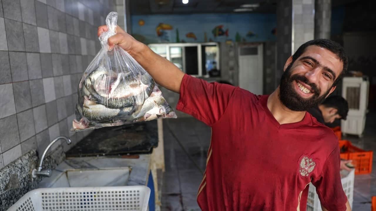Foto - Balık pazarı hareketlendi Fırat’ın bereketi Suriyelilerin yüzünü güldürdü