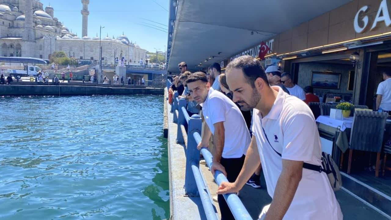 Foto - Balıkçılar elleriyle besliyor Eminönü’nde orkinoslara balık ziyafeti