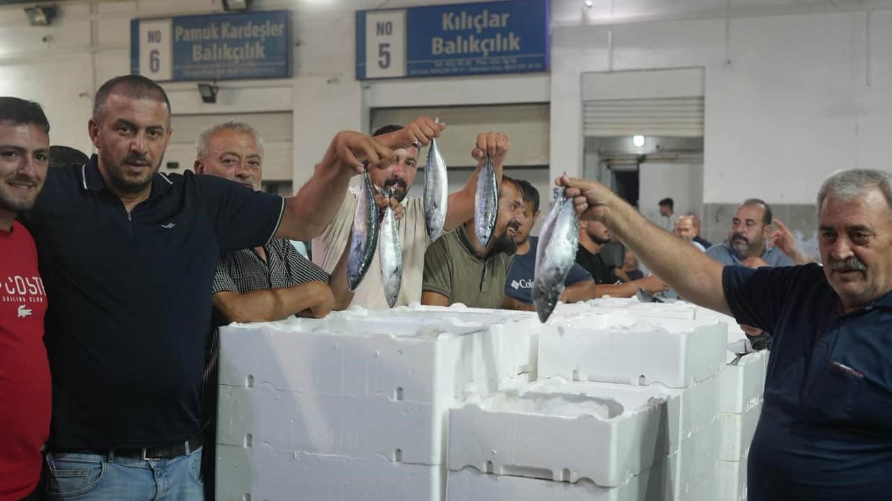 Foto - Balıkçının da vatandaşın da yüzü gülüyor! Karadeniz’de hamsi ve palamut bereketi
