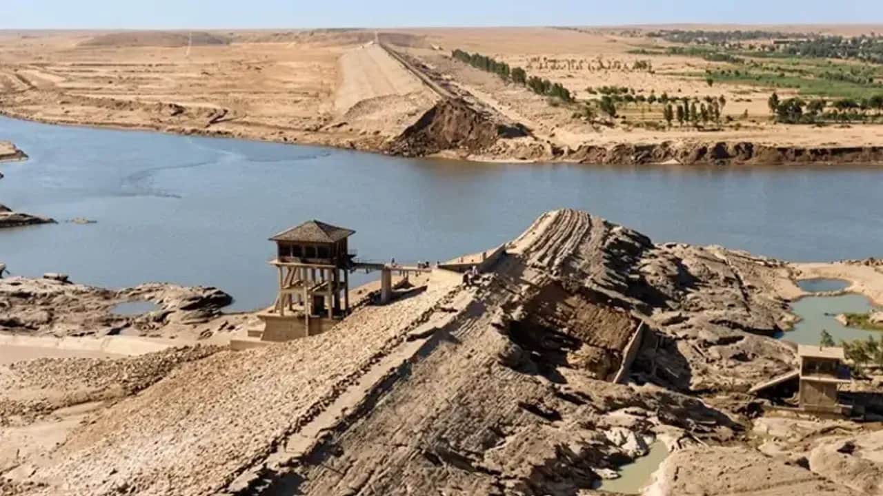 Foto - Baraj patladı, sular ilerliyor! Halka acil koduyla "Yükseklere kaçın" uyarısı yapıldı