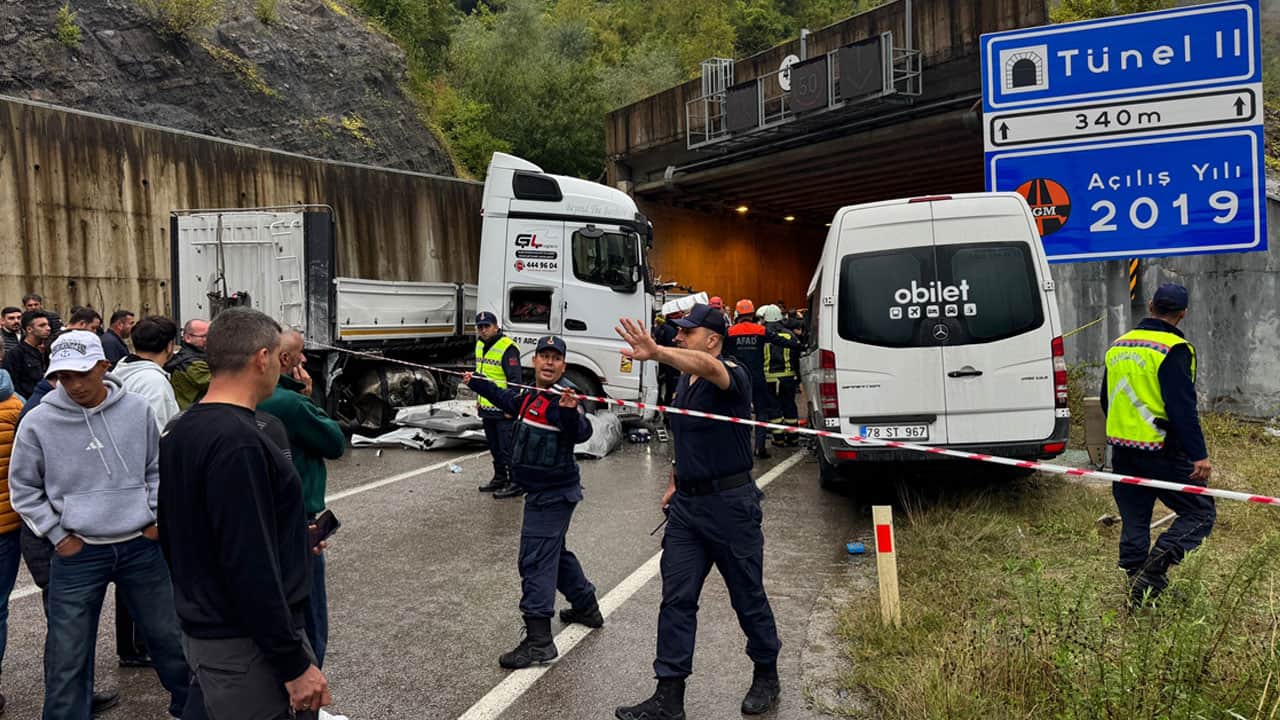 Foto - Bartın'da TIR ile yolcu minibüsü kafa kafaya çarpıştı: 1 kişi öldü, 11 kişi yaralandı