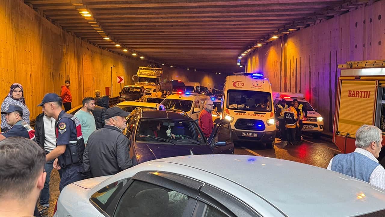 Foto - Bartın'da TIR ile yolcu minibüsü kafa kafaya çarpıştı: 1 kişi öldü, 11 kişi yaralandı