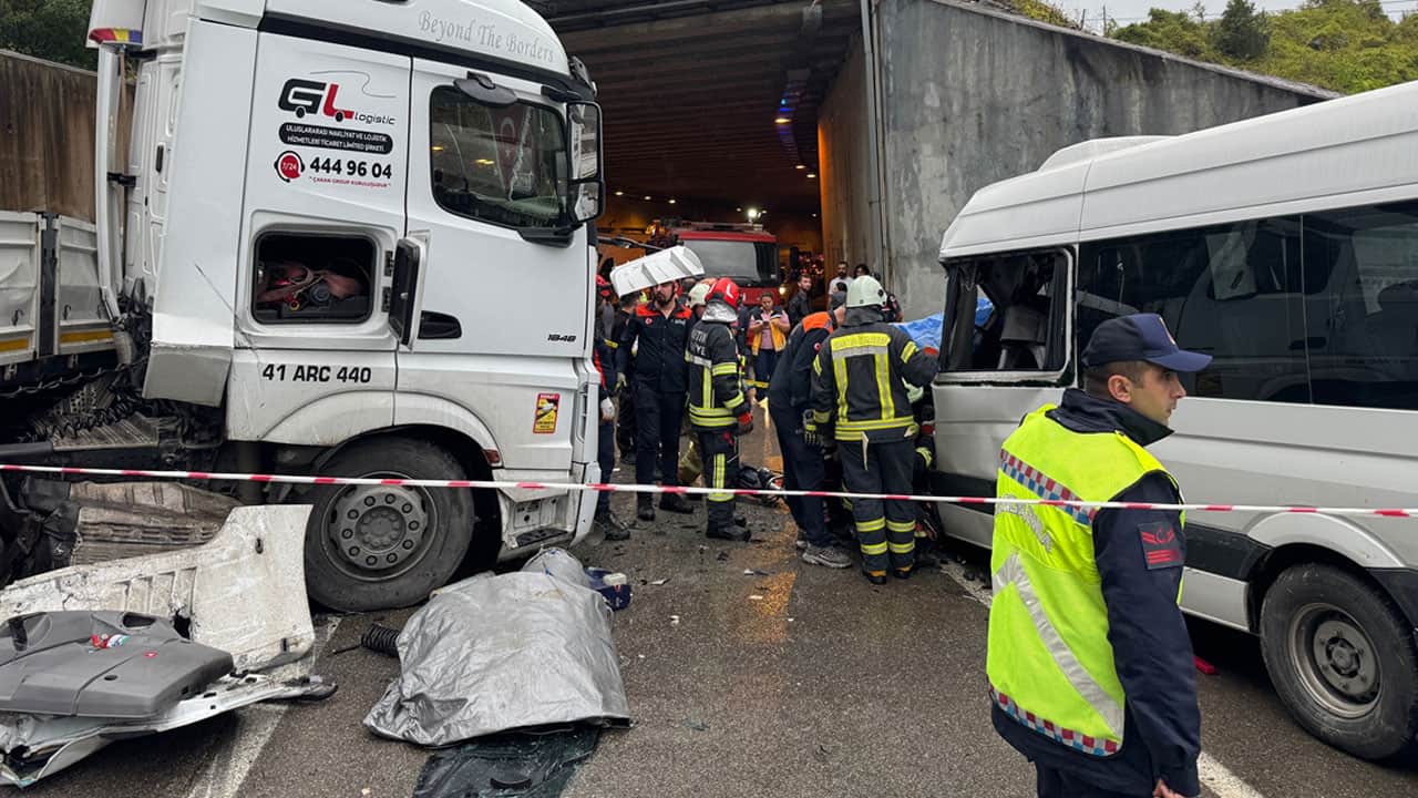 Foto - Bartın'da TIR ile yolcu minibüsü kafa kafaya çarpıştı: 1 kişi öldü, 11 kişi yaralandı
