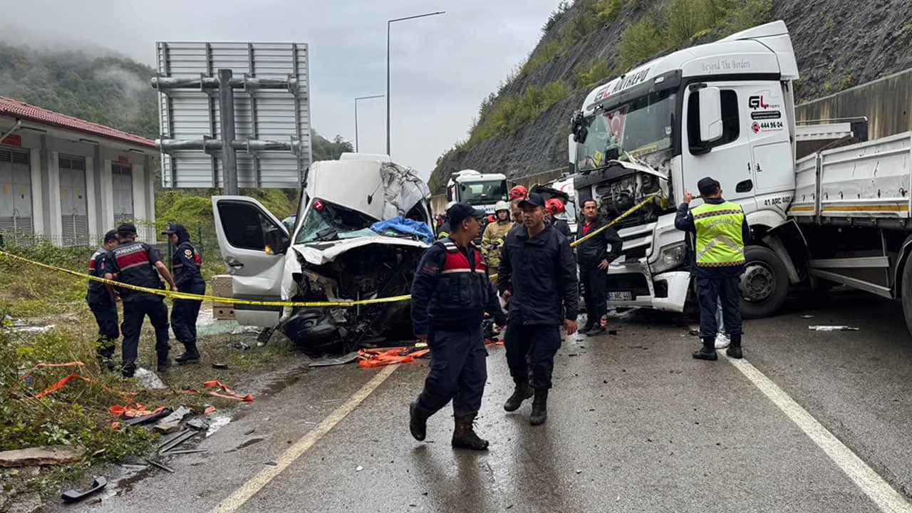 Foto - Bartın'da TIR ile yolcu minibüsü kafa kafaya çarpıştı: 1 kişi öldü, 11 kişi yaralandı