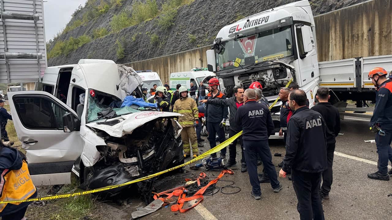 Bartın'da TIR ile yolcu minibüsü kafa kafaya çarpıştı: 1 kişi öldü, 11 kişi yaralandı