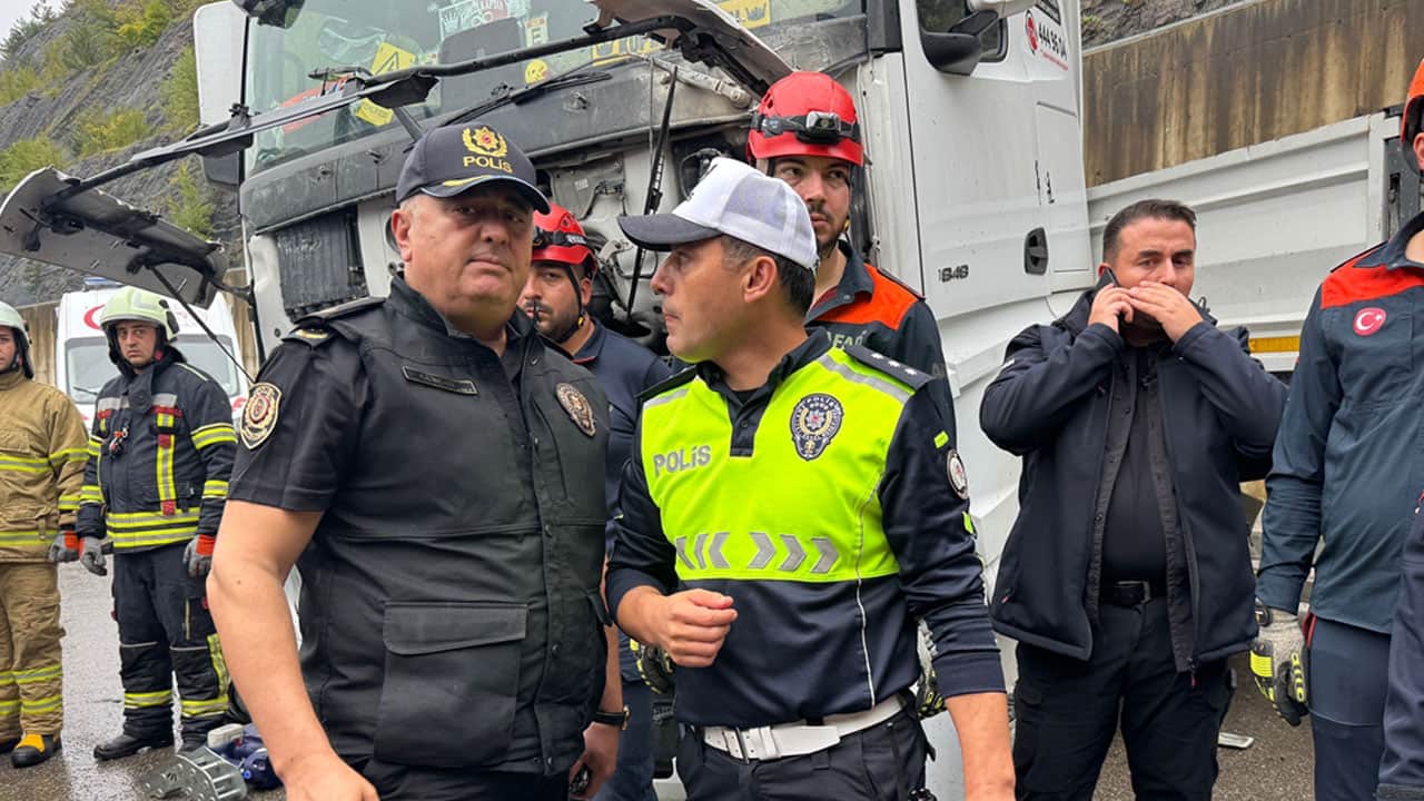 Foto - Bartın'da TIR ile yolcu minibüsü kafa kafaya çarpıştı: 1 kişi öldü, 11 kişi yaralandı