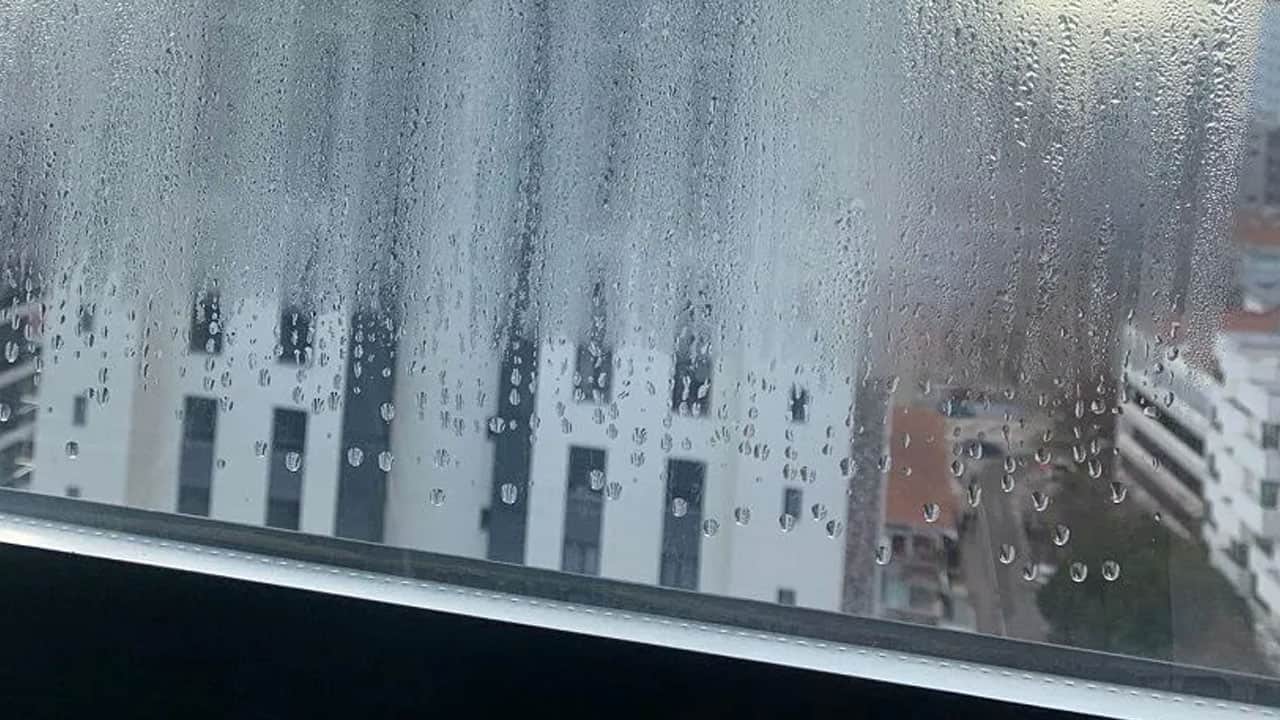 Foto - Basit yöntem yok ediyor: Sirke ile arabadaki cam buğusu nasıl silinir? Bulaşmış leke resmen silinir...