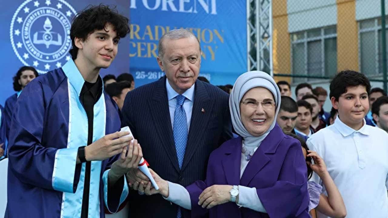 Foto - Başkan Erdoğan'ın gurur günü! Torununun diplomasını kendi elleriyle verdi