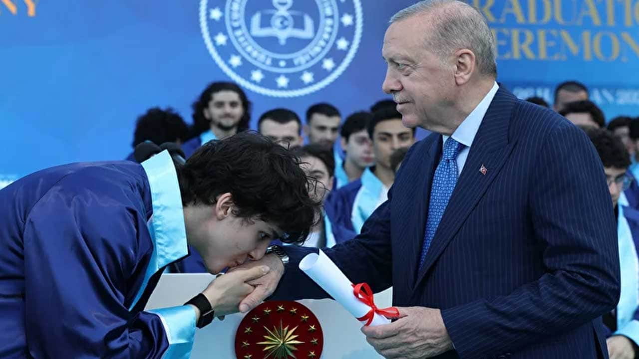 Foto - Başkan Erdoğan'ın gurur günü! Torununun diplomasını kendi elleriyle verdi