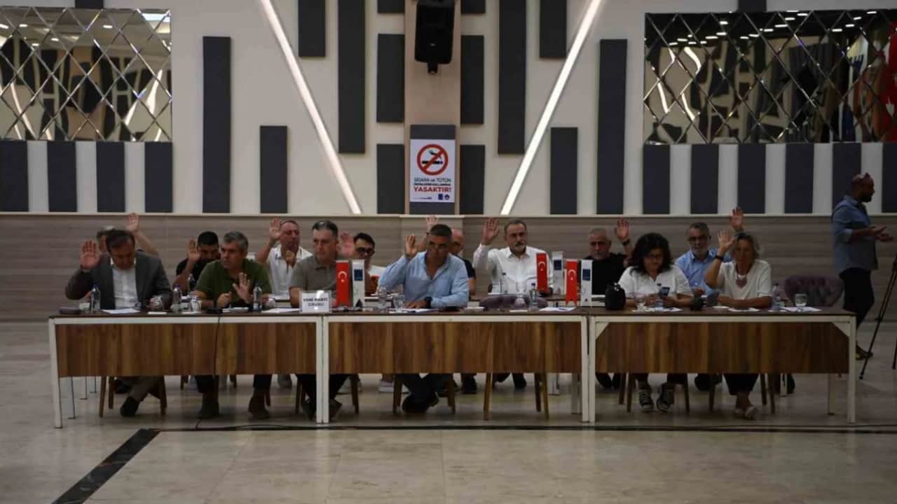 Foto - Başkanvekili Demirtaş iddialara cevap verdi: CHP’li Kuşadası’nda stadyum yıkılıp AVM mi yapılacak?