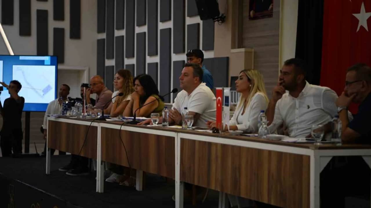 Foto - Başkanvekili Demirtaş iddialara cevap verdi: CHP’li Kuşadası’nda stadyum yıkılıp AVM mi yapılacak?