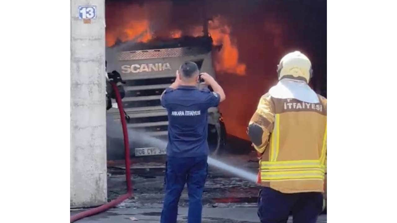 Foto - Başkentte büyük yangın! Kargo deposu cayır cayır yandı
