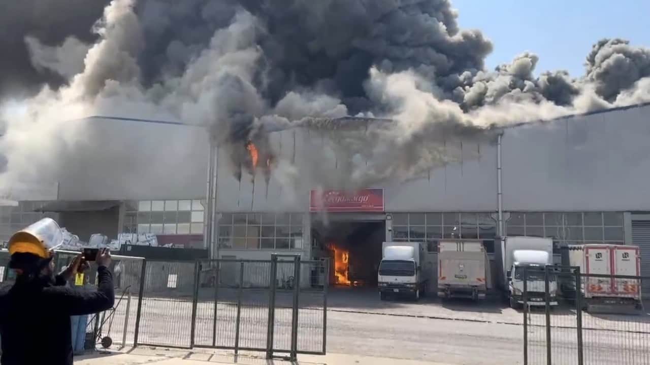 Başkentte büyük yangın! Kargo deposu cayır cayır yandı