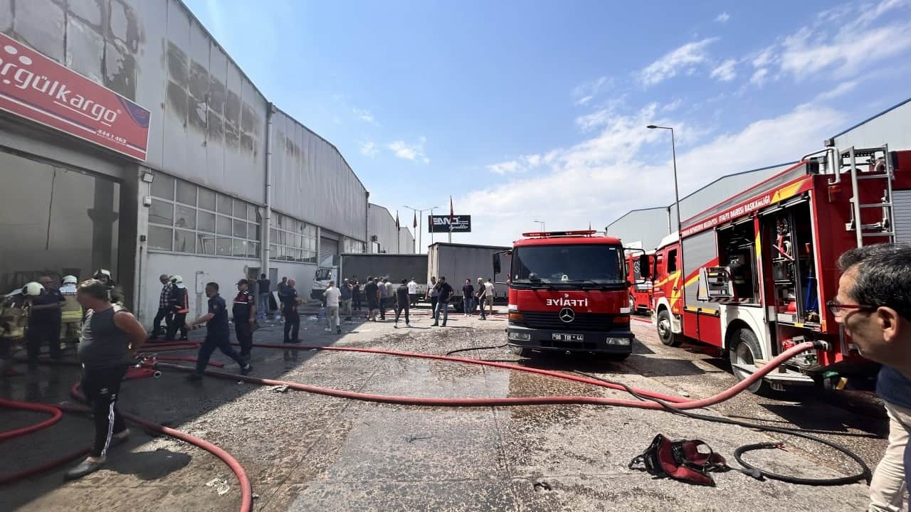 Foto - Başkentte büyük yangın! Kargo deposu cayır cayır yandı