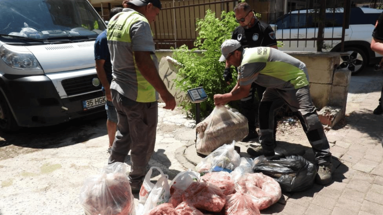 Foto - Baskın olmasaydı hepsini vatandaşa yedireceklerdi: Gıda deposunda skandal içinde skandal