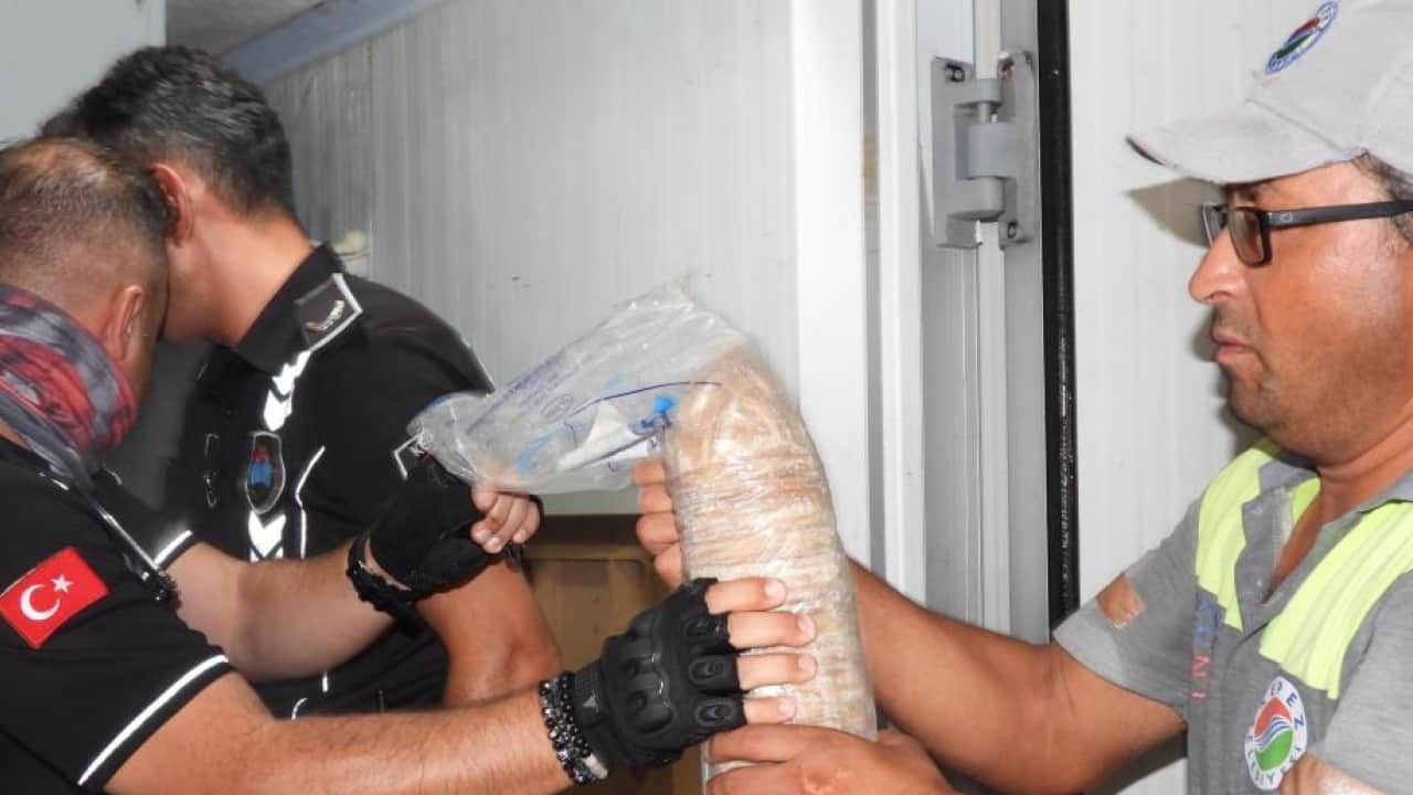 Foto - Baskın olmasaydı hepsini vatandaşa yedireceklerdi: Gıda deposunda skandal içinde skandal