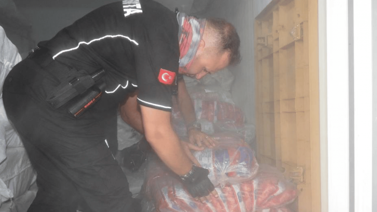 Foto - Baskın olmasaydı hepsini vatandaşa yedireceklerdi: Gıda deposunda skandal içinde skandal
