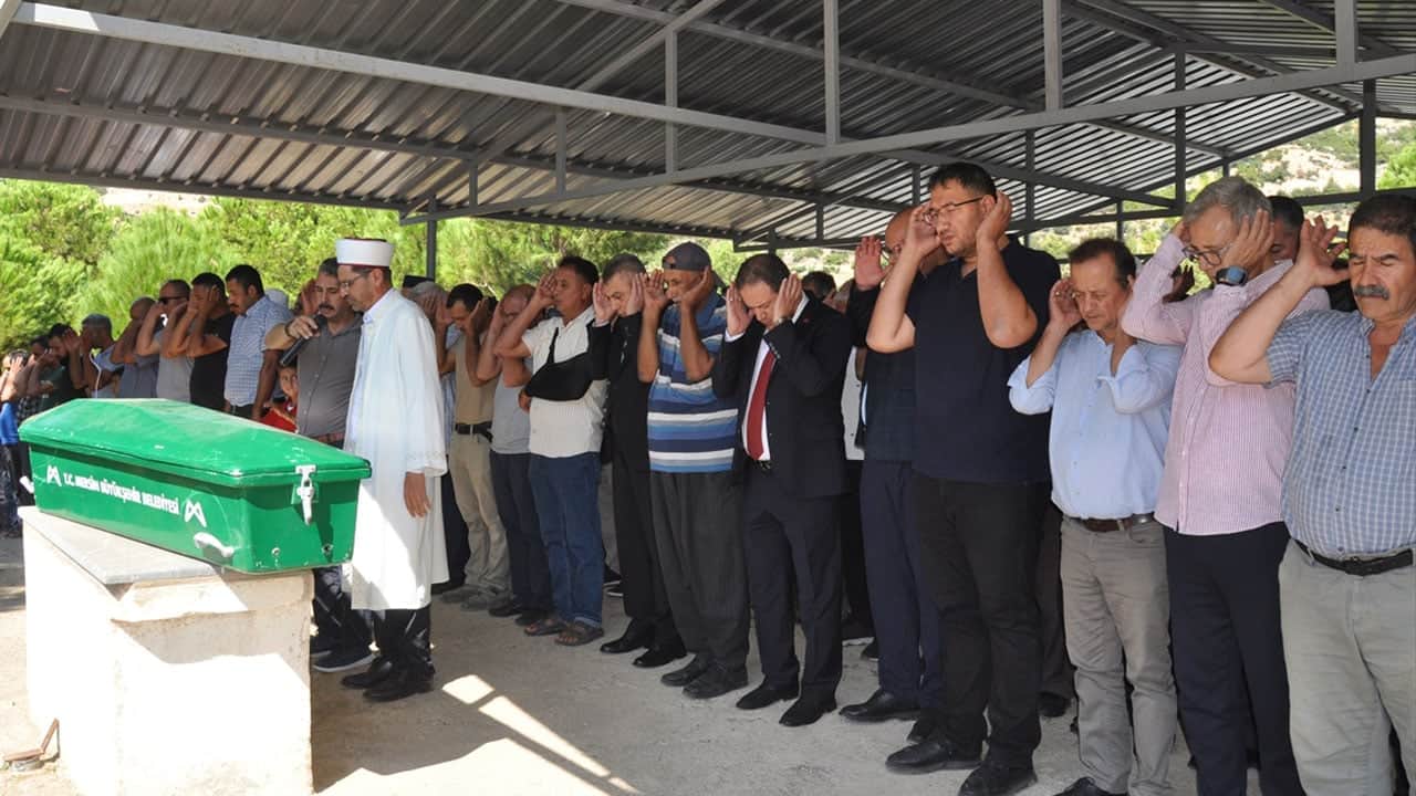 Foto - Batan gemide hayatını kaybedenler toprağa veriliyor: Gözyaşları ve dualar eşliğinde uğurlandılar