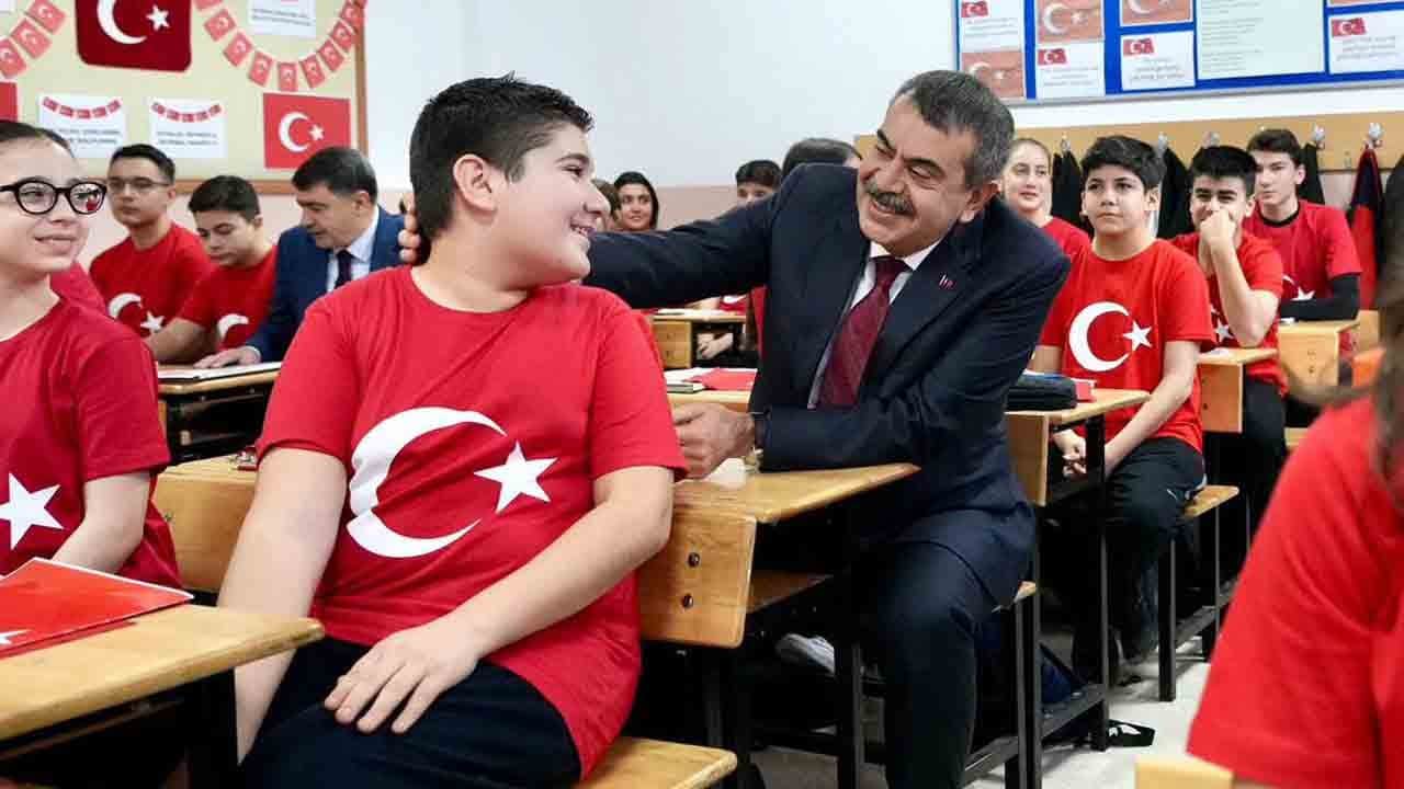 Foto - ‘Bayrak Sevgisi’nin devamı geliyor: Milli Eğitim’den yeni milli hamleler