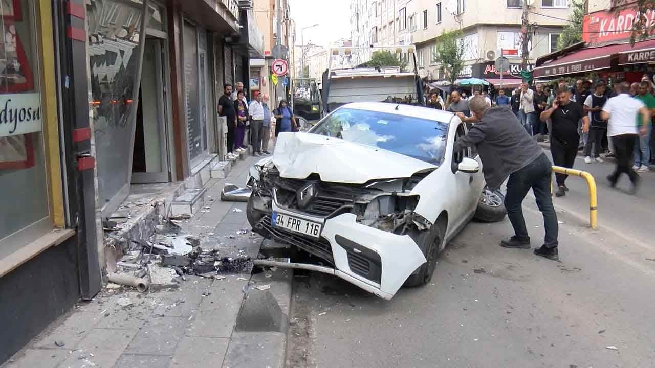 Foto - Bayrampaşa’da otomobil dehşeti! 2’si ağır 5 yaralı