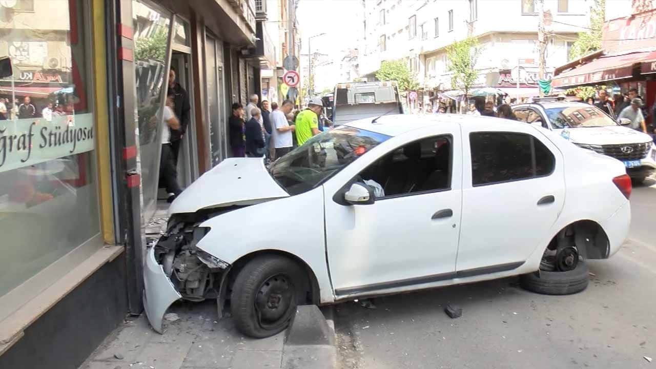 Bayrampaşa’da otomobil dehşeti! 2’si ağır 5 yaralı