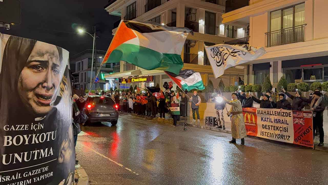 Foto - 'Bazı bilgiler aldık' deyip sokağa indiler! McDonald's'a tepki büyüyor