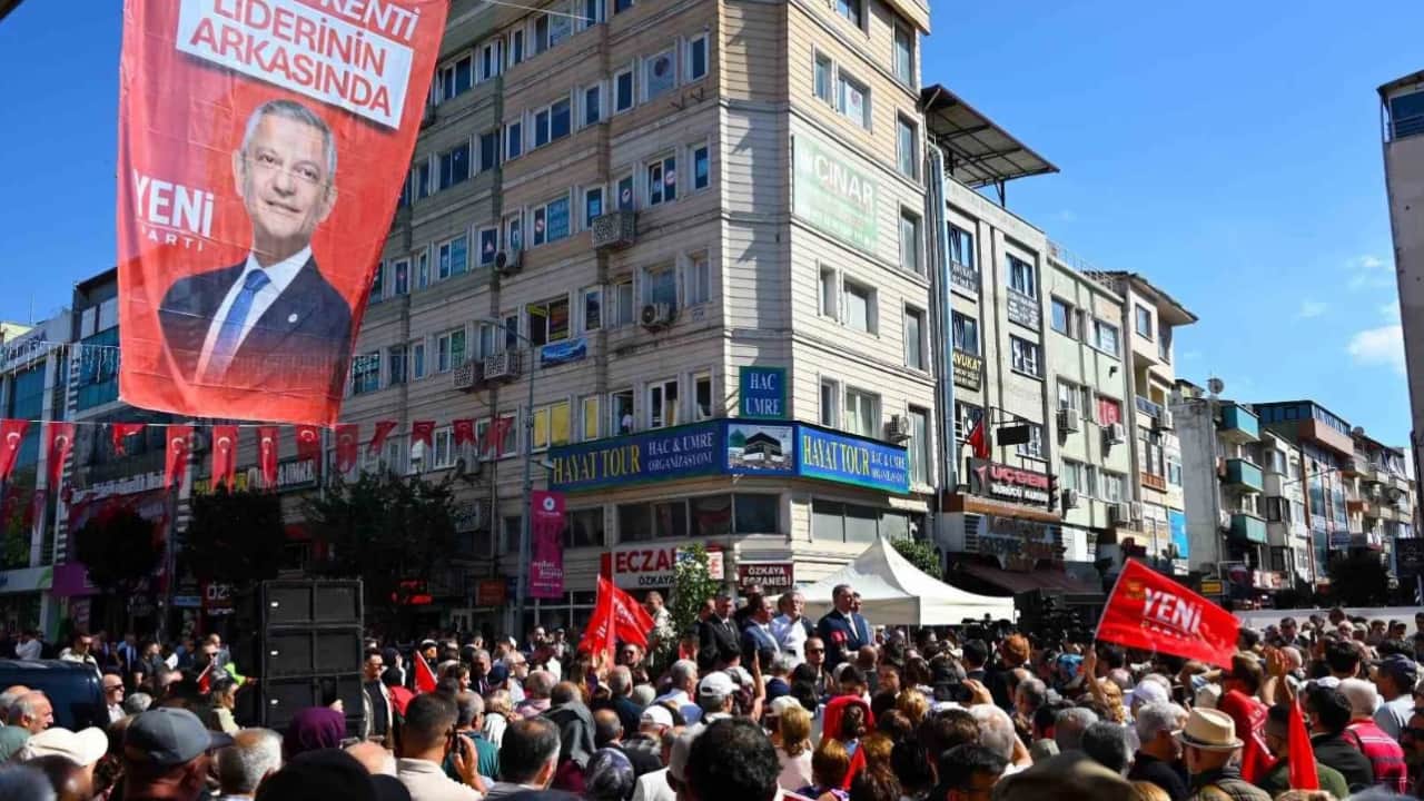 Foto - ‘Bedava traktör’ sezonu açıldı: Özgür Özel çiftçiye verdikçe veriyor