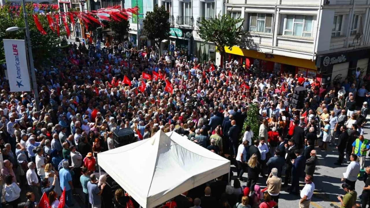 Foto - ‘Bedava traktör’ sezonu açıldı: Özgür Özel çiftçiye verdikçe veriyor