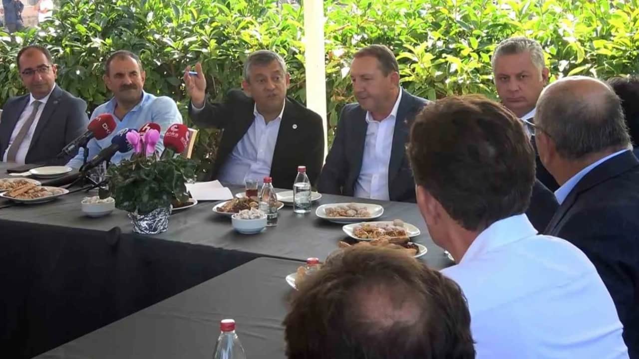 Foto - ‘Bedava traktör’ sezonu açıldı: Özgür Özel çiftçiye verdikçe veriyor
